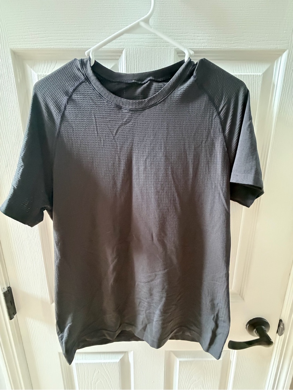 Lululemon Men's Black Short-Sleeve Performance Tee - size small